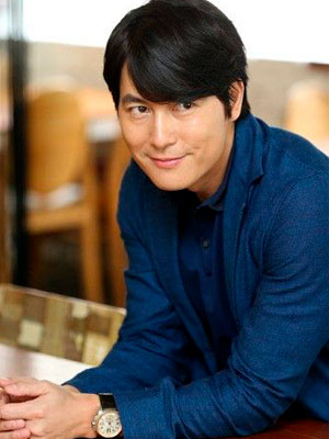 Актер Чон Сон У в роли священника Дамиано